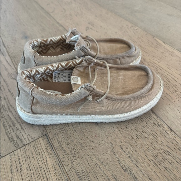 Hey dude Wally canvas youth shoes tan size one - Picture 1 of 5